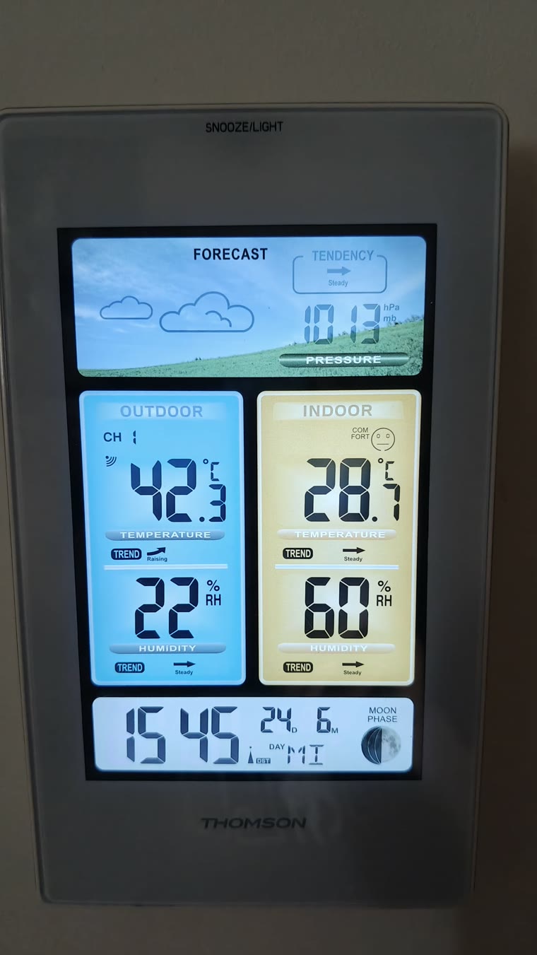 Relevé de température chez un client équipé ISO MINI™ : 42,3 °C dehors, 28,7 °C dedans, sans climatisation